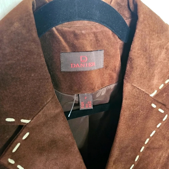 Danier Petite Classic Roan Cropped Leather Jacket (Yellowstone Fashion Trends) - Picture 5 of 7